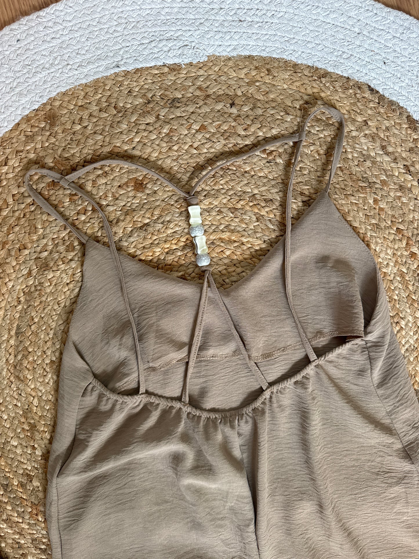 Robe longue taupe avec perles dans le dos fanny - Manyliaboutique