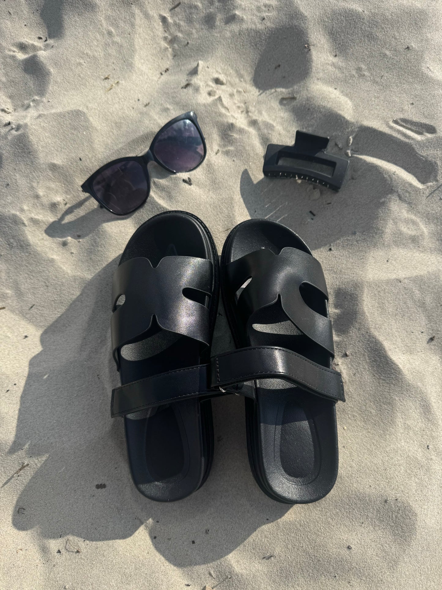 Claquettes H - Manyliaboutique