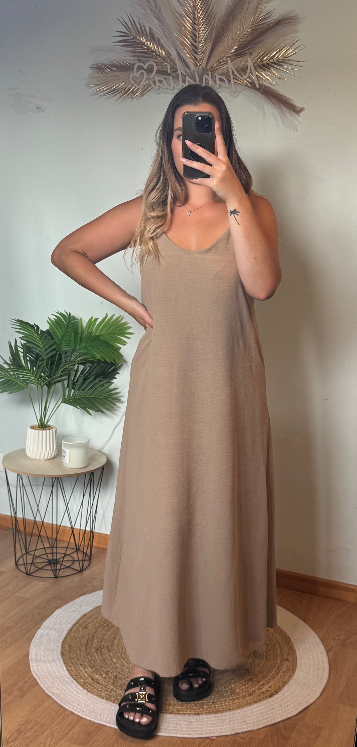 Robe longue taupe avec perles dans le dos fanny - Manyliaboutique
